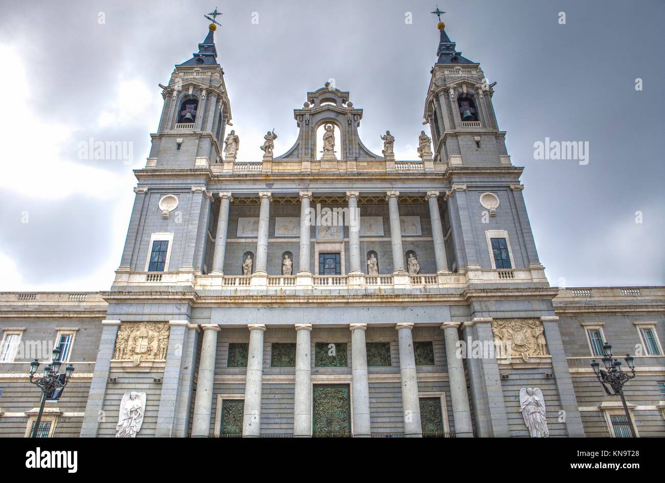 Façade de cathédrale de la Almudena, Madrid, Espagne. Banque D'Images