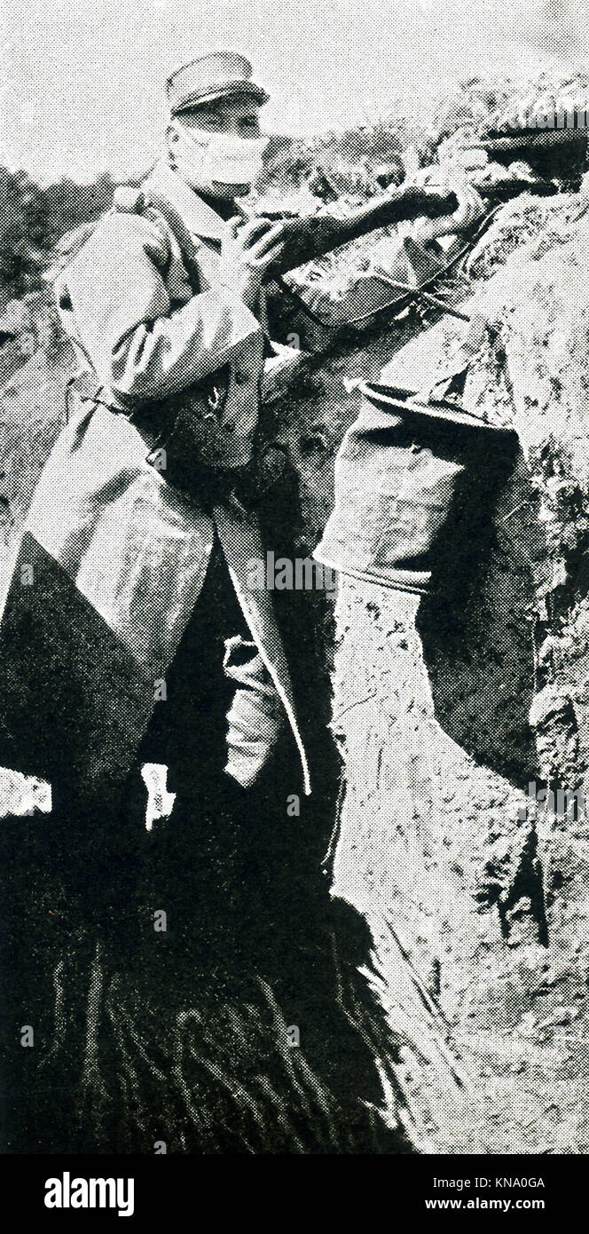La légende de cette photo qui date d'entre 1914 et 1917 (époque de la Première Guerre mondiale) se lit comme suit : chaque soldat français porte un masque respiratoire dans sa poche, s'il y a une attaque. Banque D'Images