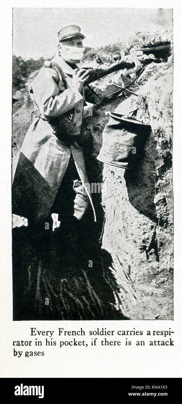 La légende de cette photo qui date d'entre 1914 et 1917 (époque de la Première Guerre mondiale) se lit comme suit : chaque soldat français porte un masque respiratoire dans sa poche, s'il y a une attaque. Banque D'Images