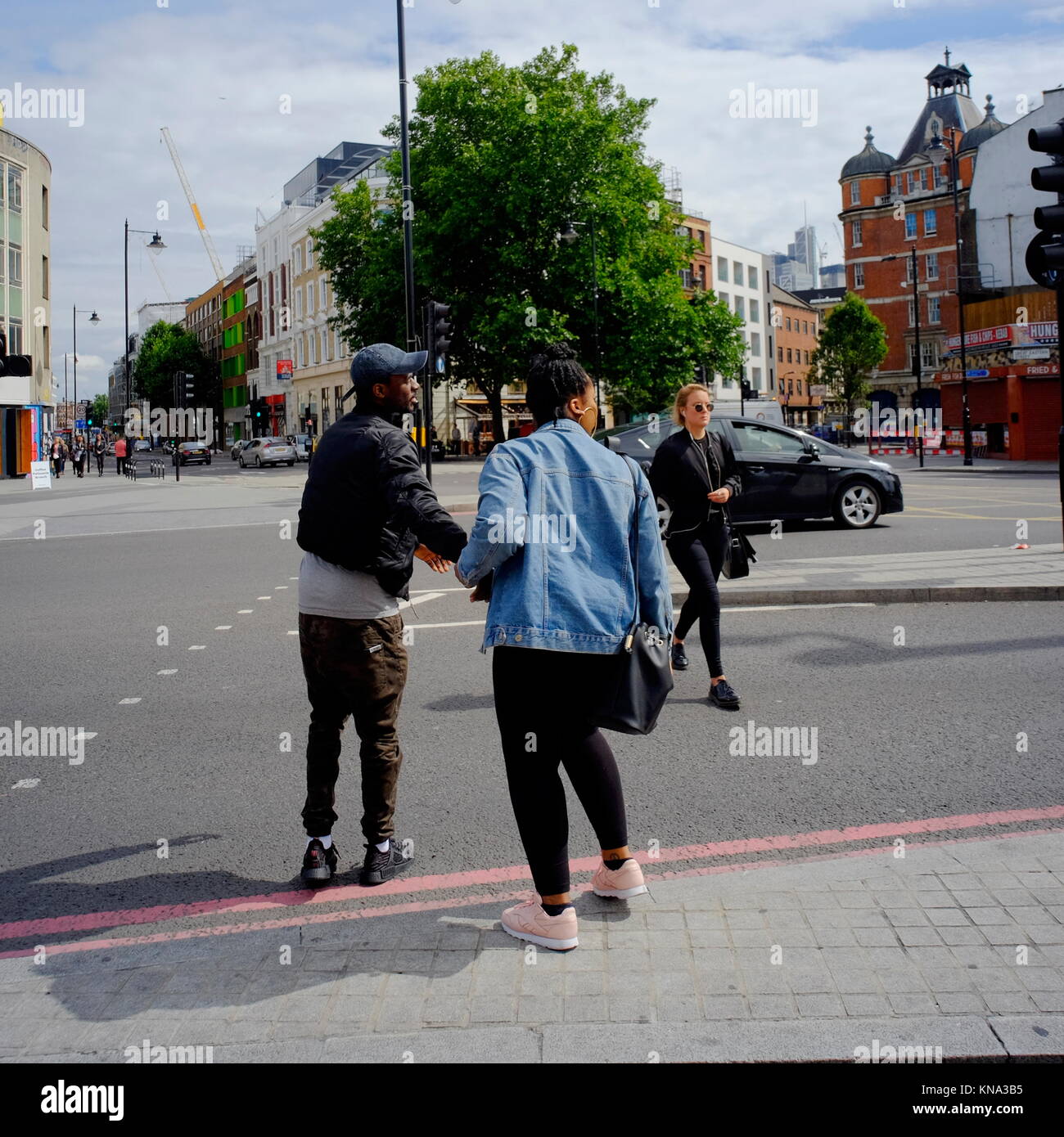 Tenir la main de cross road à Londres, Angleterre, Royaume-Uni Banque D'Images