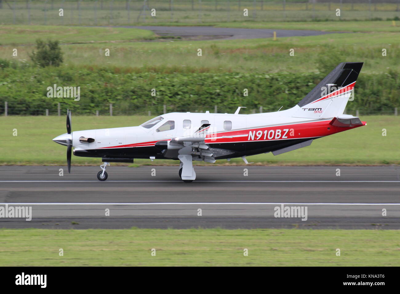 N910BZ, une société SOCATA TBM-910, à l'Aéroport International de Prestwick en Ayrshire. Banque D'Images