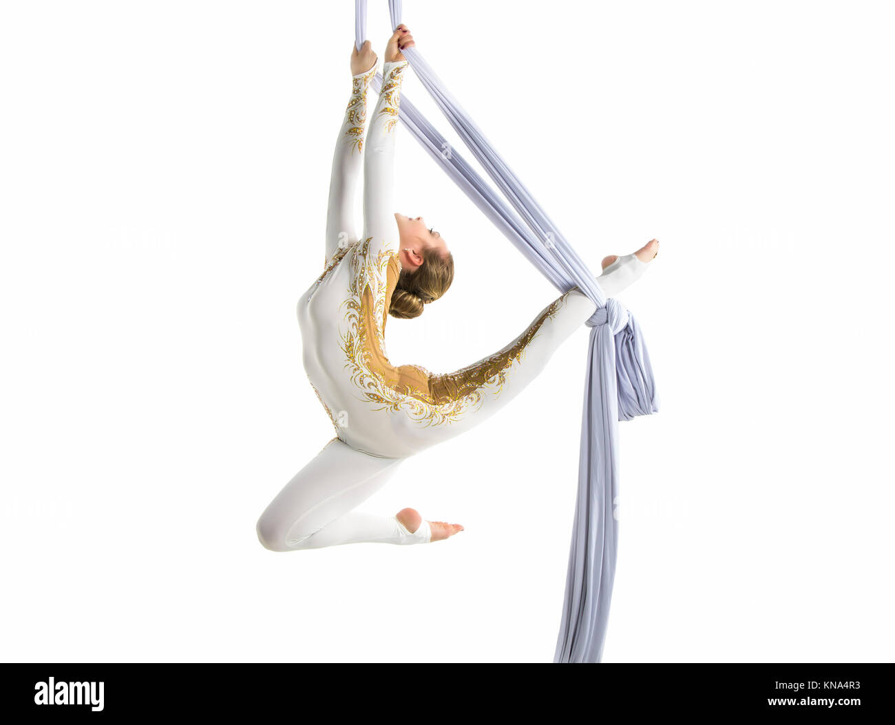 Pretty woman - aerialist performing tricks aériens sur les soies de l'antenne. Tournage Studio sur fond blanc. Banque D'Images