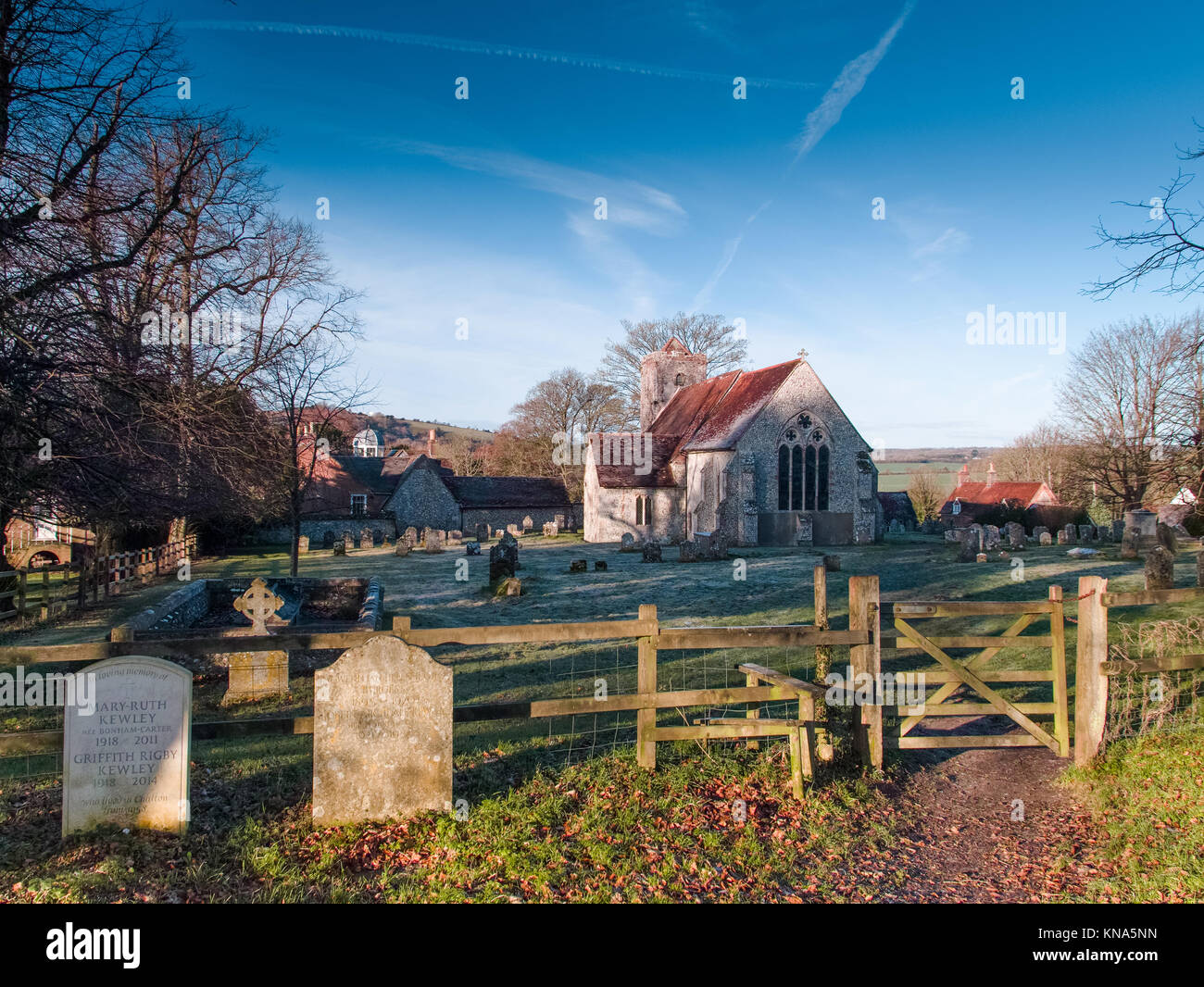 St Michael and All Saints Church, Chalton Hampshire - lever du soleil sur un matin glacial - 13e siècle - Choeur de centaines d'FInchdean dans Doomsday Book Banque D'Images