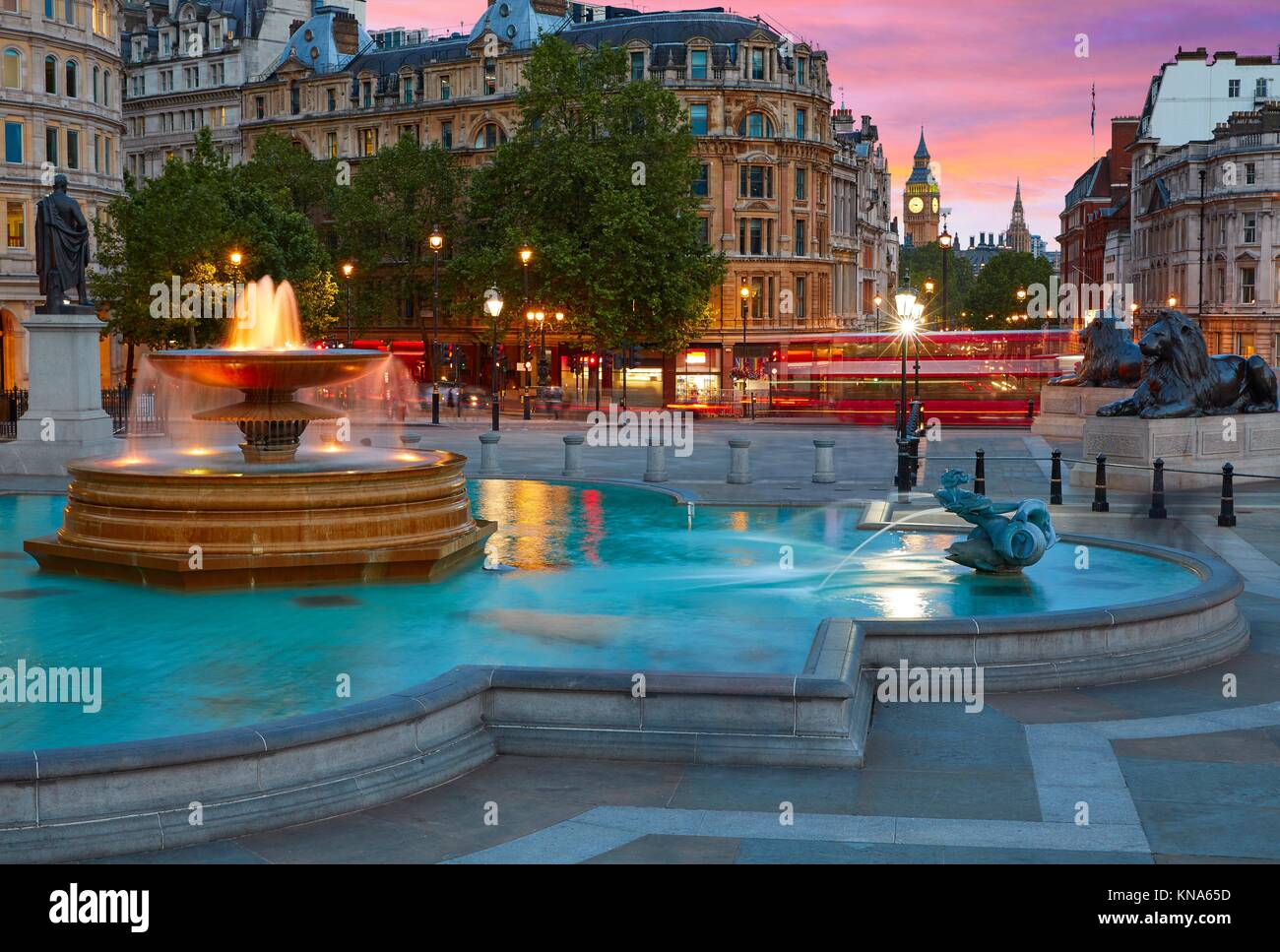 Trafalgar Square Londres fontaine au coucher du soleil en Angleterre. Banque D'Images