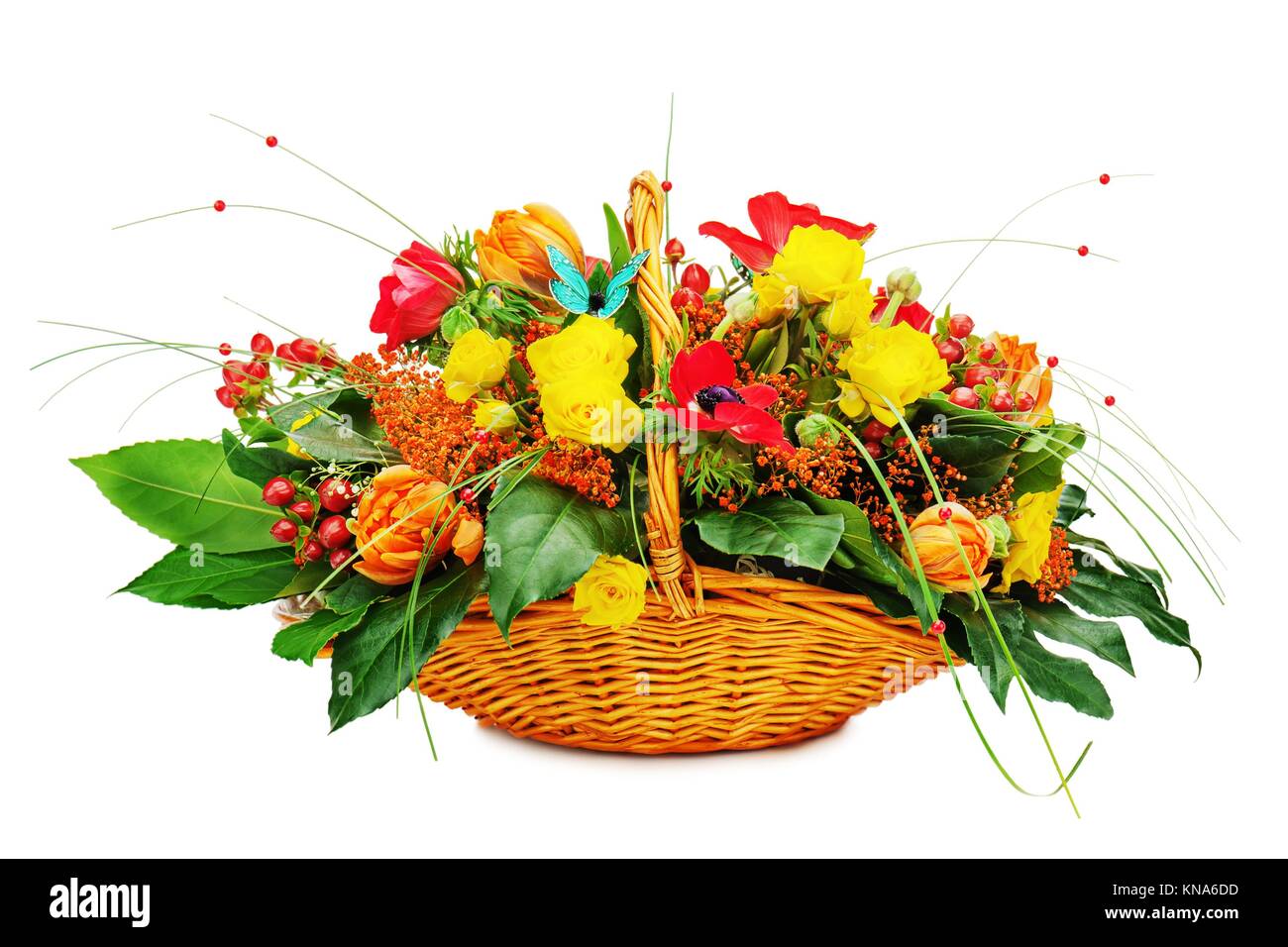 Arrangement de fleurs bouquet de pièce maîtresse dans un panier cadeau en  osier isolé sur fond blanc Photo Stock - Alamy