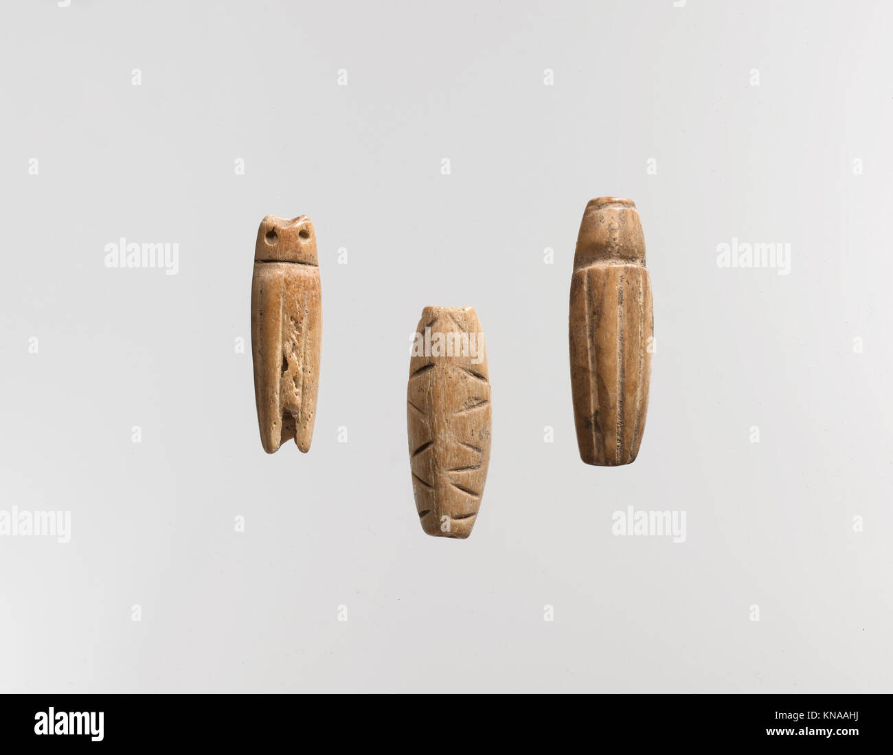 Ce groupe de perles comprend des formes cylindriques, ovoïdes et en forme de coléoptère, reflétant la diversité, l'artisanat, et conception de perles anciennes conservées dans la collection du Metropolitan Museum of Art. Banque D'Images