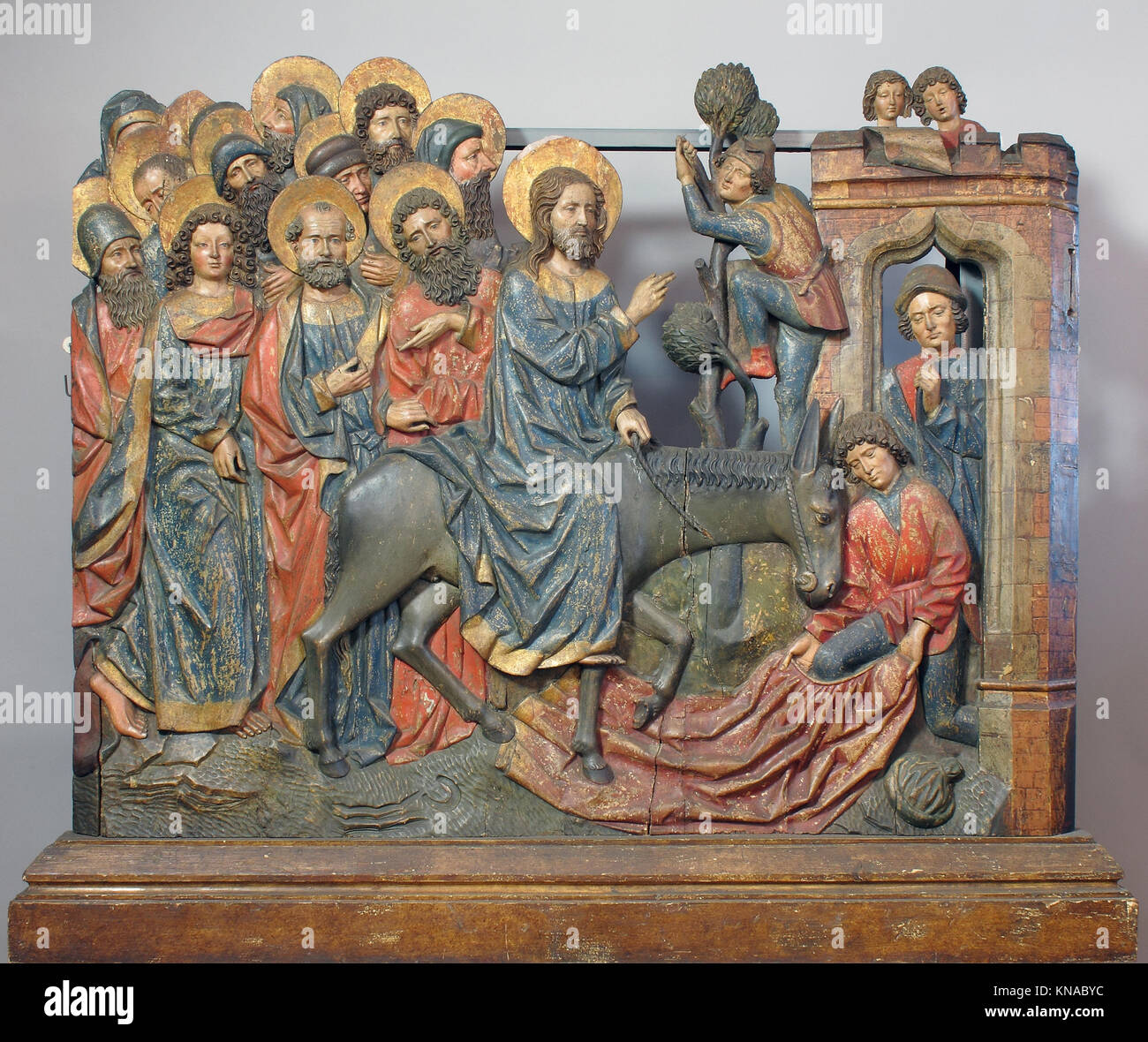 Ce relief représente l’événement biblique de l’entrée de Jésus à Jérusalem, affichant des sculptures détaillées, des images symboliques et l’expression artistique de la tradition religieuse dans le cadre historique Banque D'Images