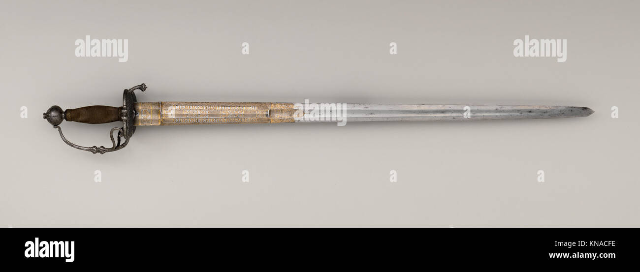 Cette épée large illustre la conception fonctionnelle, les capacités de coupe et de poussée, et l'artisanat des armes militaires historiques. Banque D'Images