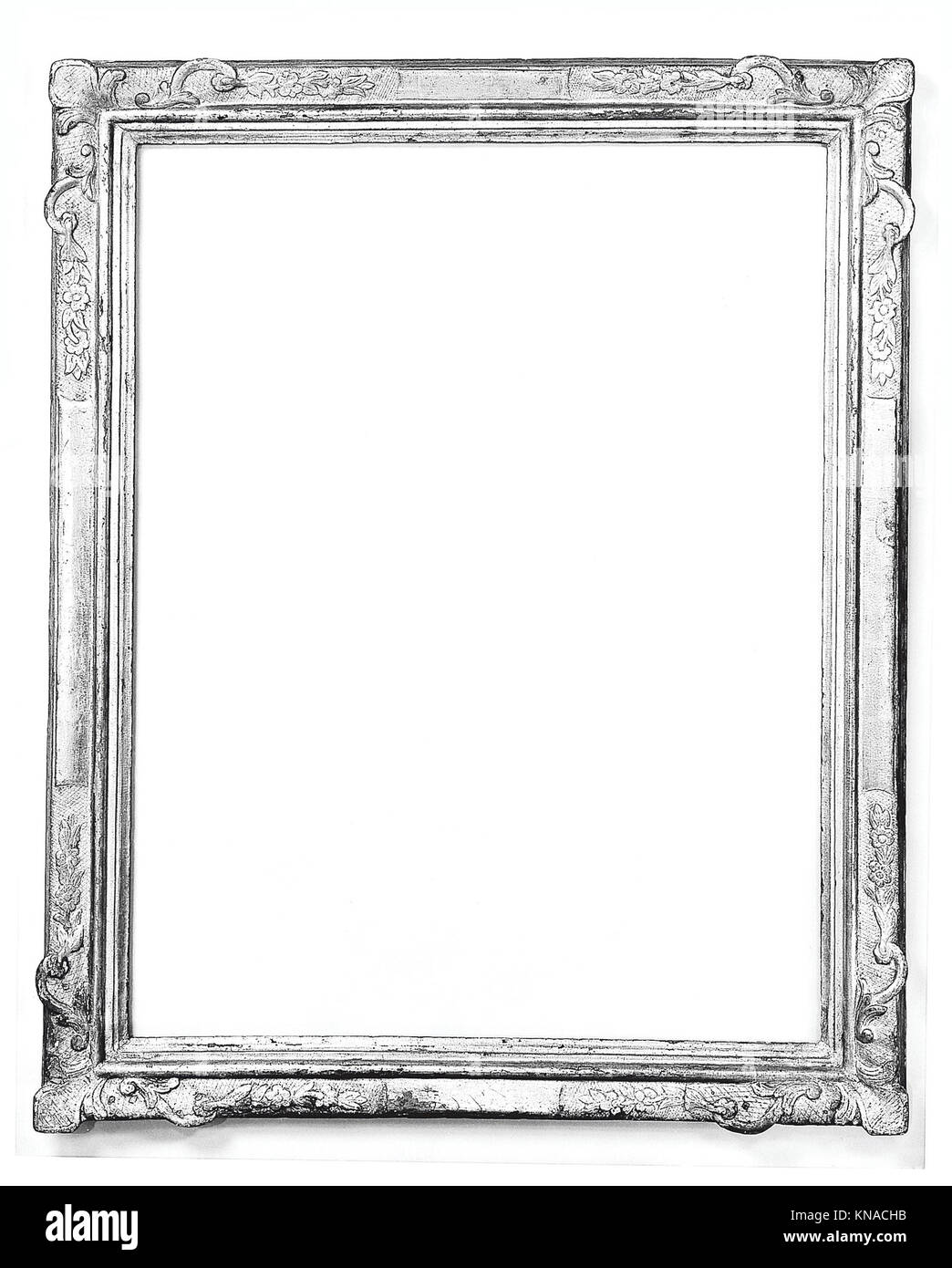 Ce cadre orné de fleurs d'angle présente des motifs floraux détaillés et un savoir-faire complexe, conçu pour mettre en valeur des œuvres d'art ou des photographies. Il reflète le style décoratif et les préférences esthétiques de sa période historique. Banque D'Images