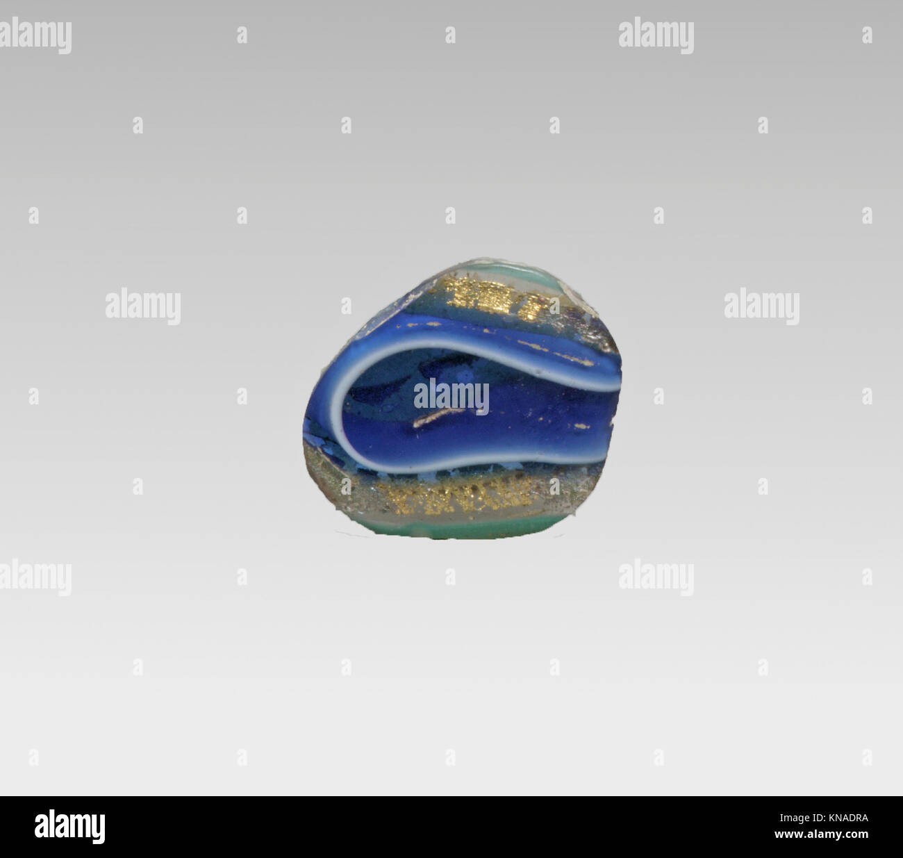 Ce fragment de verre romain de la fin du Ier siècle av. J.-C. au début du Ier siècle av. J.-C. présente un design en mosaïque de bandes d'or et un savoir-faire décoratif romain. Banque D'Images