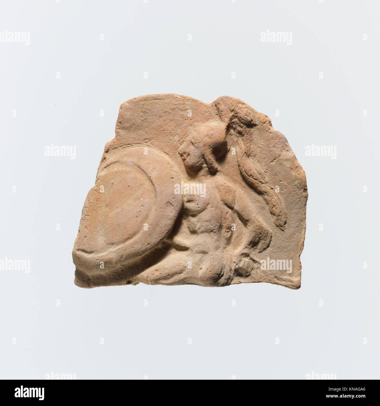 Ce fragment de plaque en terre cuite grecque de Crète, IVe siècle av. J.-C., présente un travail en relief détaillé typique de la céramique grecque antique. Banque D'Images