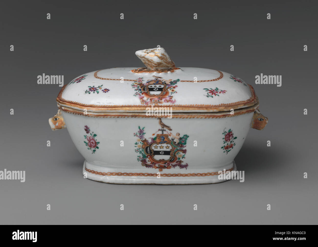 Sauce couverte Tureen MET DP258506 2451 Chinois, pour le marché américain, sauce couverte Tureen, 1785?90, porcelaine, 4 3/8 x 6 3/4 po. (11.1 x 17.1 cm). Metropolitan Museum of Art, New York. Legs de James T. Woodward, 1910 (10.149.230a?c) Banque D'Images