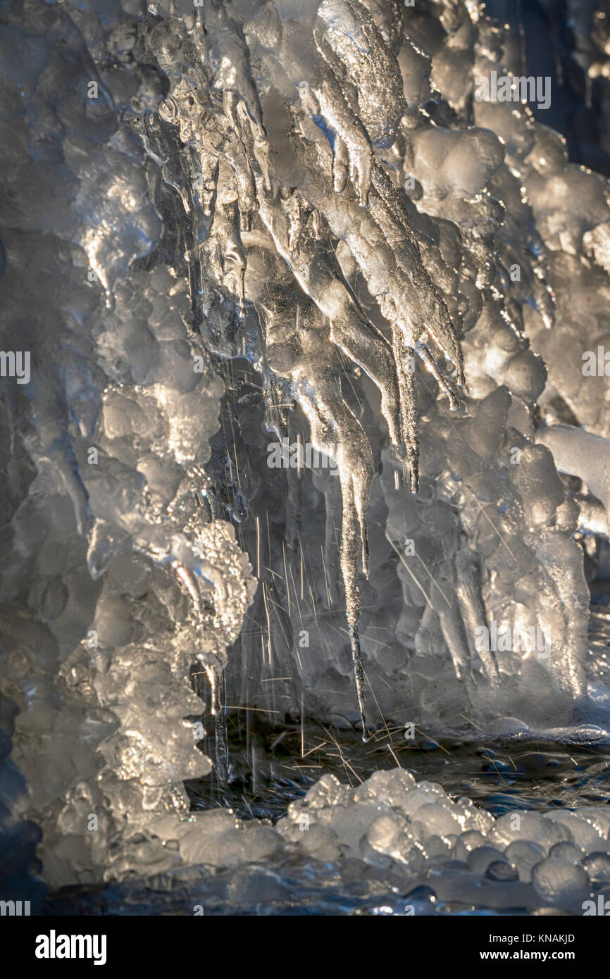 Cascade de glace à la lumière du soleil du matin, corniches State Park, Iowa, États-Unis. Banque D'Images