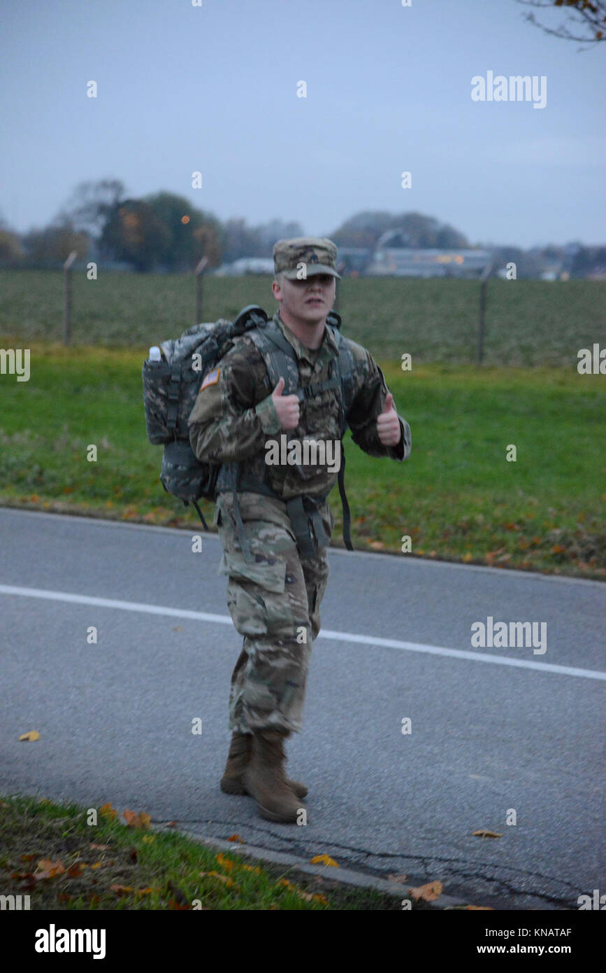 Un soldat du 39e Bataillon des transmissions stratégiques participe à un ruck pour la reconnaissance, un trois-mile road mars sur la base aérienne de Chièvres, Belgique, le 20 novembre, 2017. Les soldats ont défilé avec leurs sacs ruck, contenant de plus de 70 livres d'aliments en conserve et des aliments non périssables, de donner les éléments à un orphelinat local. (U.S. Army Banque D'Images