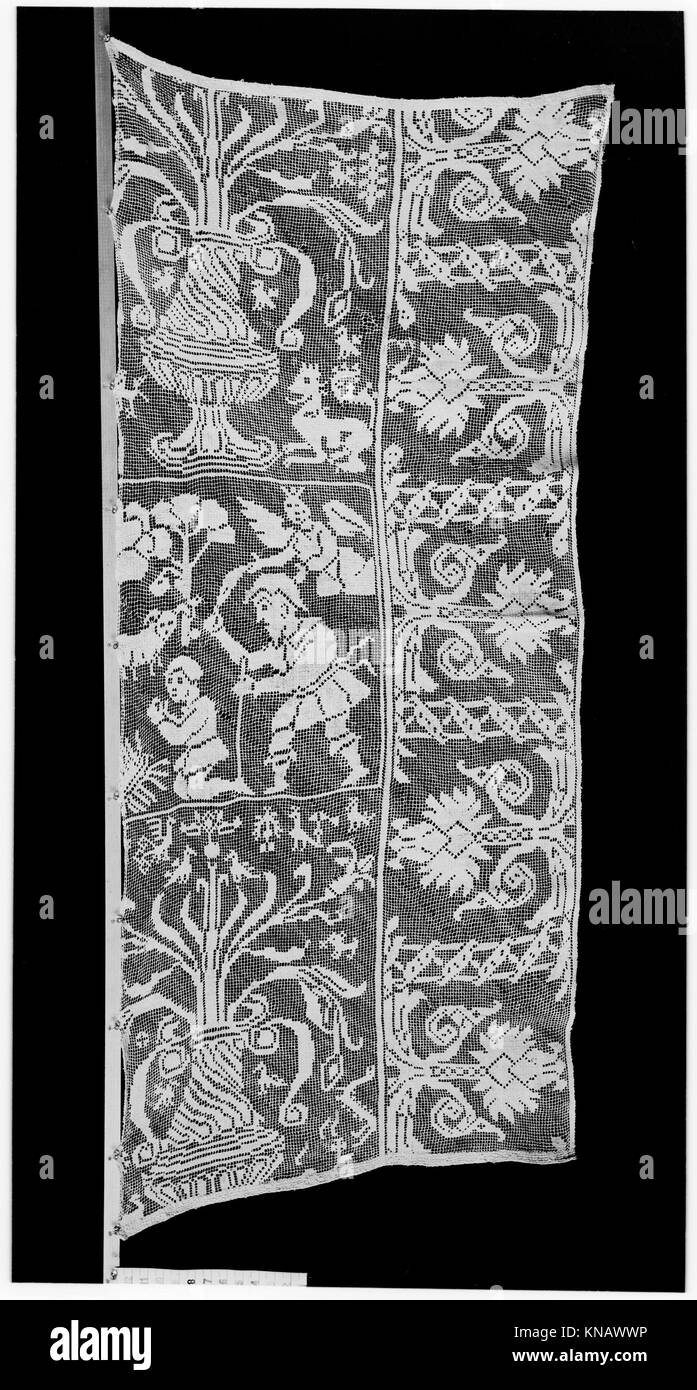 Cette œuvre d'art suspendue ou cet objet décoratif illustre l'importance historique et la conception d'objets culturels suspendus, conservés dans la collection du musée. Banque D'Images