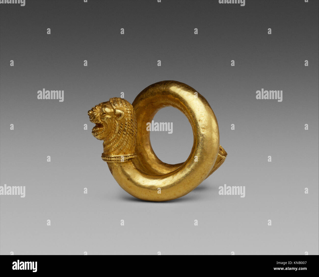 Spirale d'or et d'alliages de cuivre avec lion-head terminal rencontré DT328184 242800 Banque D'Images