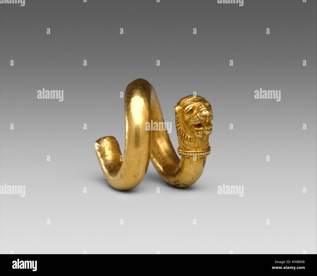Spirale d'or et d'alliages de cuivre avec lion-head terminal rencontré DT328183 242800 Banque D'Images