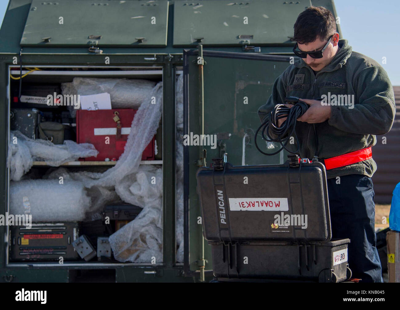 Le sergent de l'US Air Force. Enrique Verbera, un 35e Escadron de maintenance des aéronefs, chef d'équipage commence à décharger le fret avant l'essentiel de vigilance 18 ACE à Osan Air Base, République de Corée, le 1er décembre 2017. La 35e Escadre de chasse déplacé plus de 280 personnes et 18 F-16 Fighting Falcon pour améliorer encore l'aile "fight tonight" au cours de l'exercice annuel de l'autre côté de la péninsule coréenne. (U.S. Air Force Banque D'Images