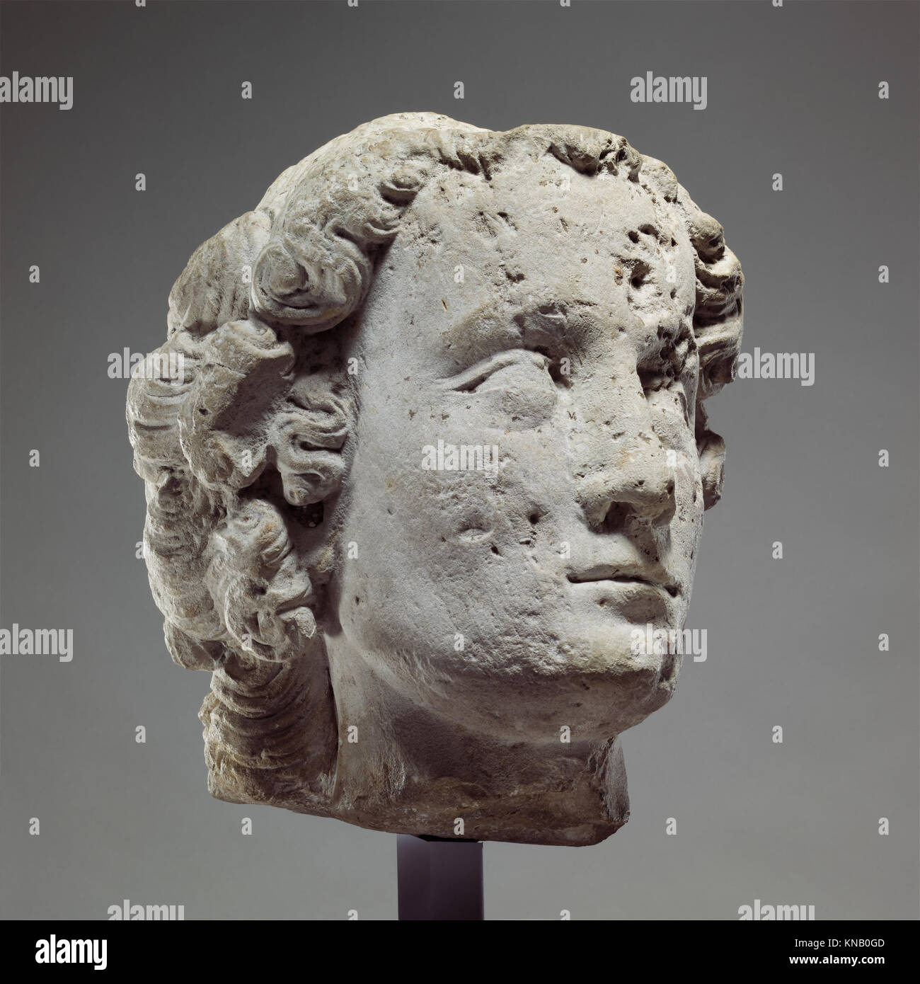 Cette sculpture angélique représente une tête sculptée mettant l'accent sur la beauté divine, les traits éthérés et le symbolisme religieux dans le sacré compris Banque D'Images