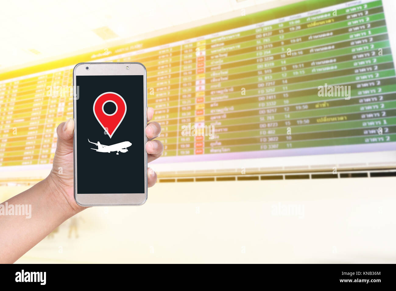 La main féminine useing téléphone mobile contre Conseil d'information de vol , travel concept Banque D'Images