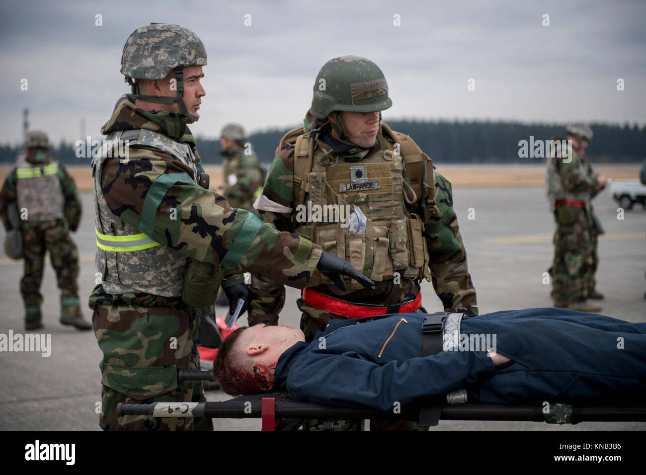 Un 374e Escadron médical medic explique l'état de la simulation d'une victime à un médecin sur les lieux lors de l'exercice Beverly matin 17-08 en liaison avec l'exercice Vigilant Ace 18, 4 décembre 2017, à Yokota Air Base, le Japon. Les victimes simulées étaient rehaussés de moulage pour rendre leurs blessures aussi réaliste que possible et des intervenants d'urgences plonger au cœur de l'exercice. (U.S. Air Force Banque D'Images