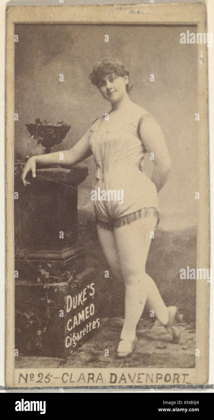 La carte représente Clara Davenport de la série Actors and Actress, émise pour promouvoir les cigarettes Cameo, conservées dans la collection MET, illustrant la publicité du début du XXe siècle et la culture des célébrités. Banque D'Images