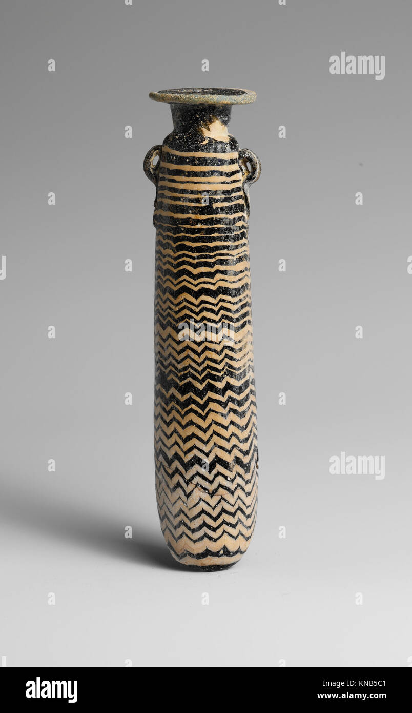 Cet alabastron en verre romain est un flacon de parfum de l'Antiquité, mettant en valeur l'artisanat délicat et l'utilisation décorative et fonctionnelle du verre. Banque D'Images