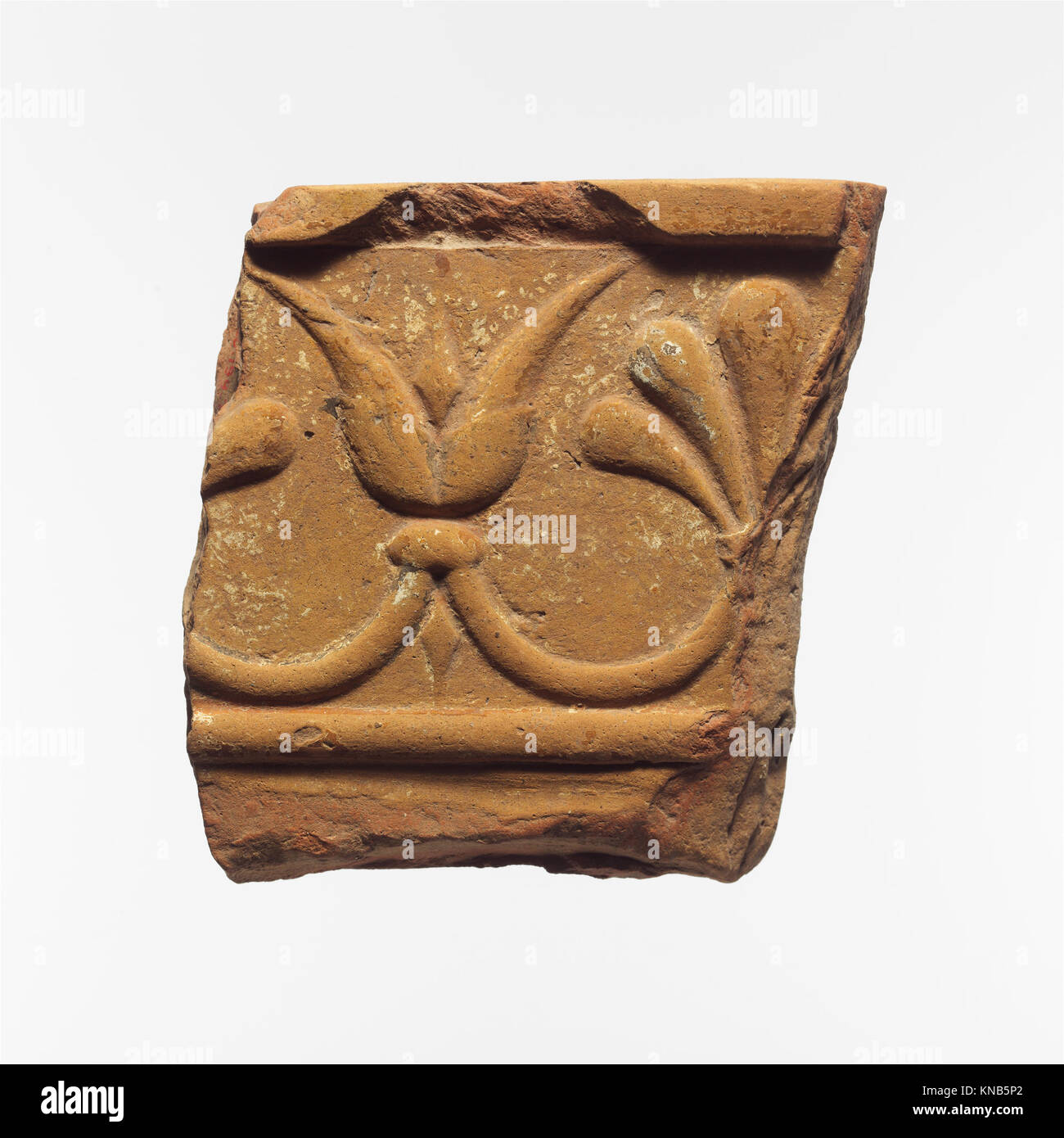 Fragment d'une tuile en terre cuite remplies d'architecture DP130733 252642 Lydian, fragment d'une architecture en terre cuite, tuiles en terre cuite, 6ème siècle B.C., Total : 4 11/16 x 5 in. (11,9 x 12,7 cm). Le Metropolitan Museum of Art, New York. Don de La Société américaine de l'Excavation de Sardes, 1926 (26,199.72) Banque D'Images