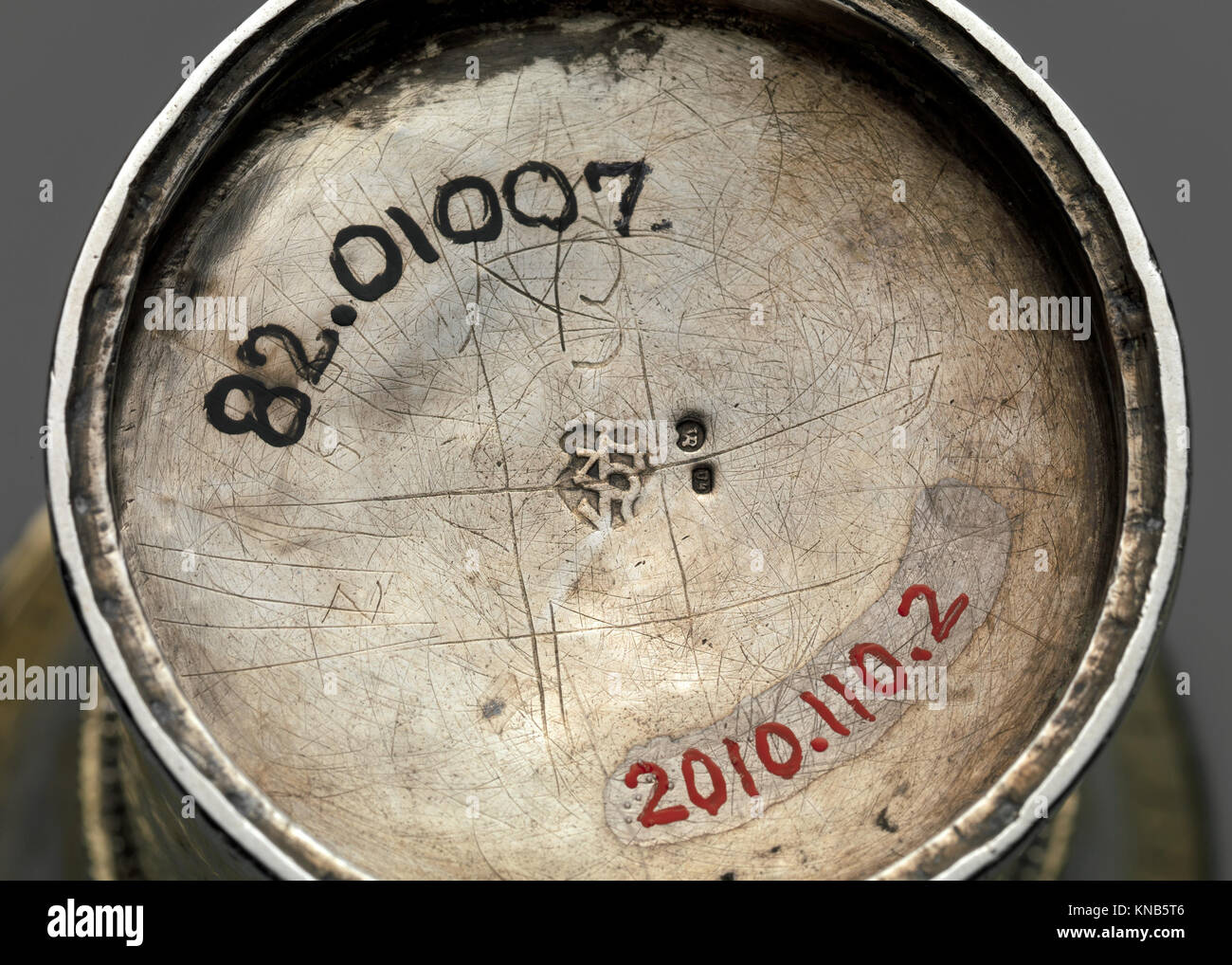 Ce bécher est un ancien récipient en verre bien conservé avec une structure et une forme claires, utilisé pour les liquides dans des contextes domestiques et cérémoniels. Banque D'Images