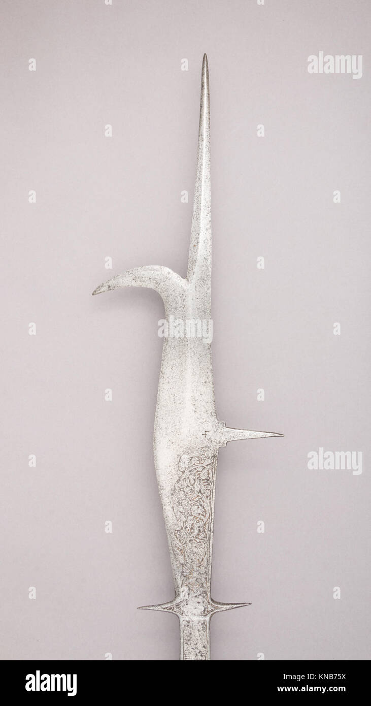 Une guisarme de MET 14,145 est un polearm médiéval du XIVe au XVe siècle, doté d'une lame courbée pour pousser et couper, utilisé dans le combat par les soldats à pied. Banque D'Images