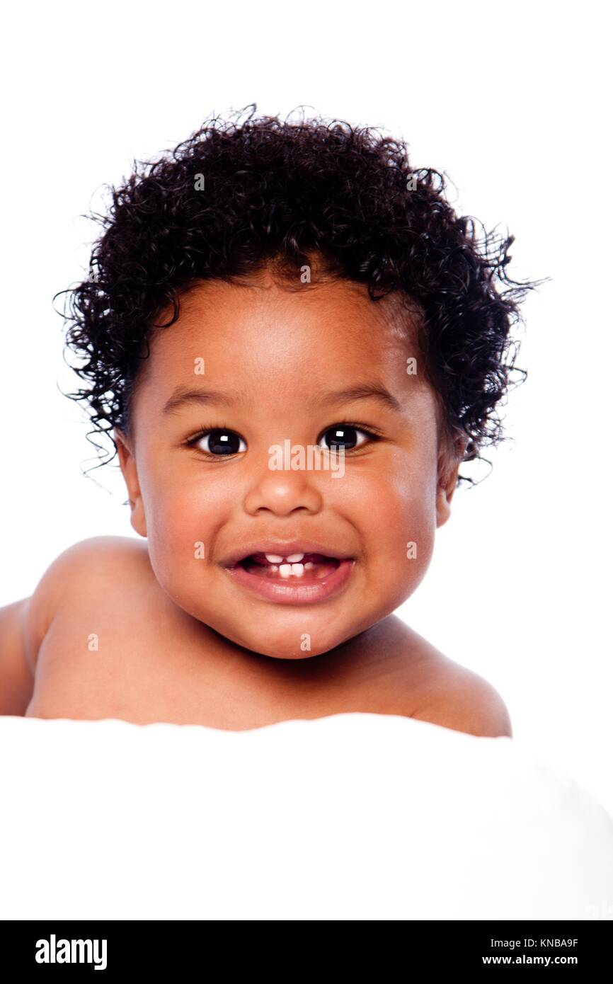Happy smiling cute adorable visage de bébés dentition montrant les dents de lait, avec les cheveux bouclés. Banque D'Images