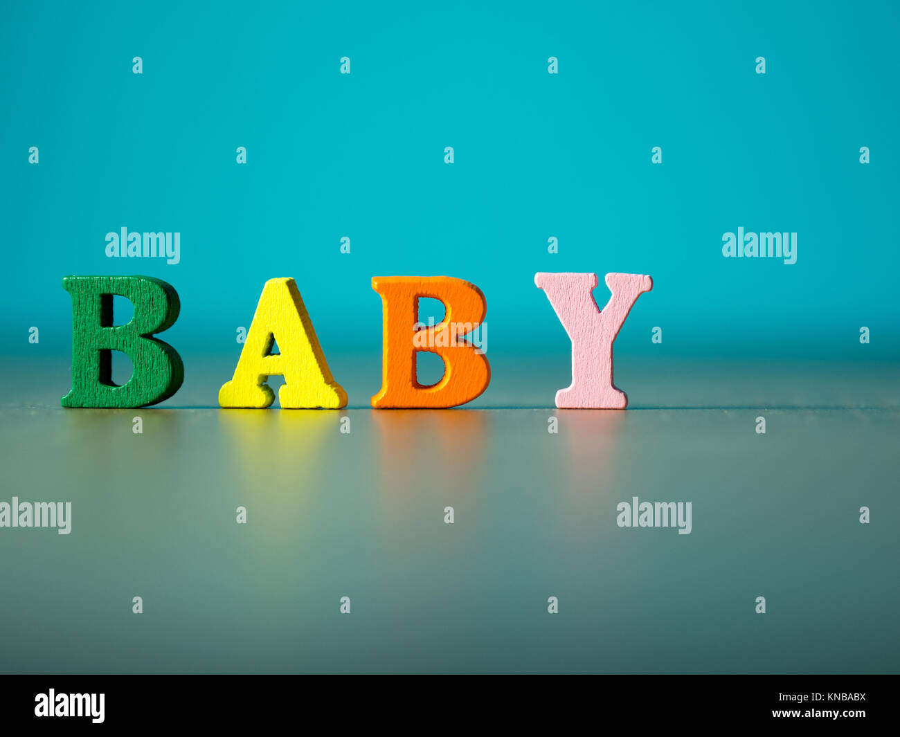 Bebe Alphabet Anglais Lettre De Bois Couleur Bebe Alphabet Sur Table En Bois Et Le Fond Est Bleu Poudre Photo Stock Alamy