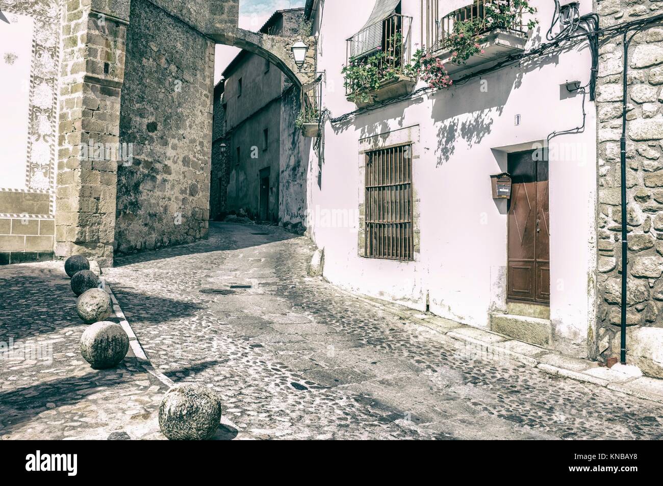 La pierre et les maisons blanchies à la chaux de Trujillo street, Estrémadure, Espagne. Vintage filtré. Banque D'Images