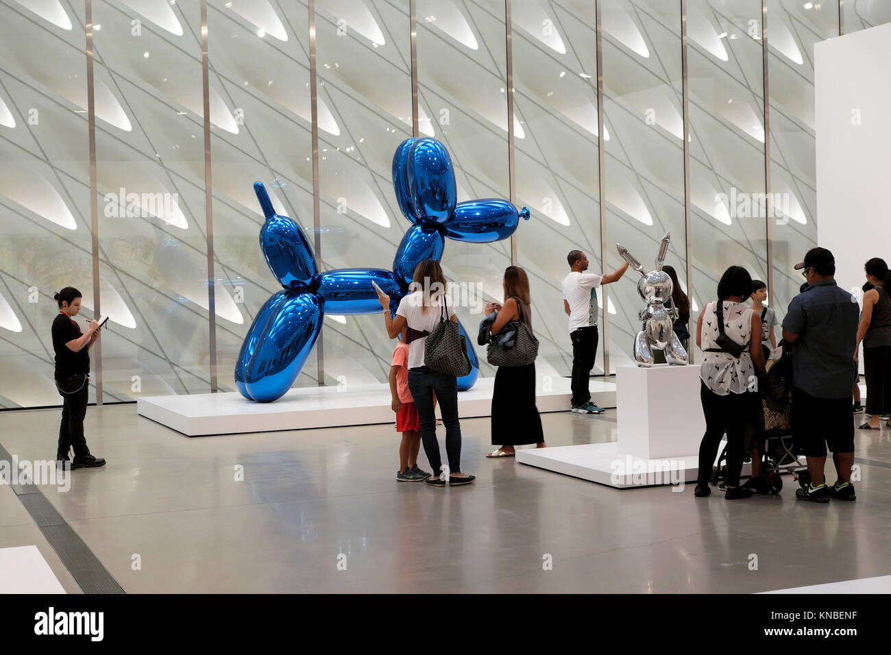 Les visiteurs à la recherche de Jeff Koons Balloon Dog (bleu) et le lapin sculptures au large Museum, dans le centre-ville Quartier des Arts tLos Angeles California USA KAT Banque D'Images