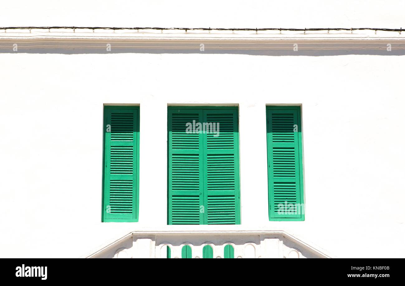 Volets vert traditionnel sur la façade blanchie à la chaux, Tanger, Maroc. Banque D'Images