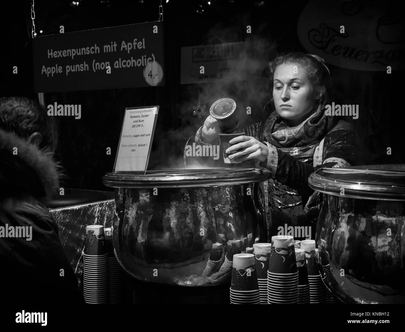 Servant de marché de Noël à Zurich, Suisse. Banque D'Images