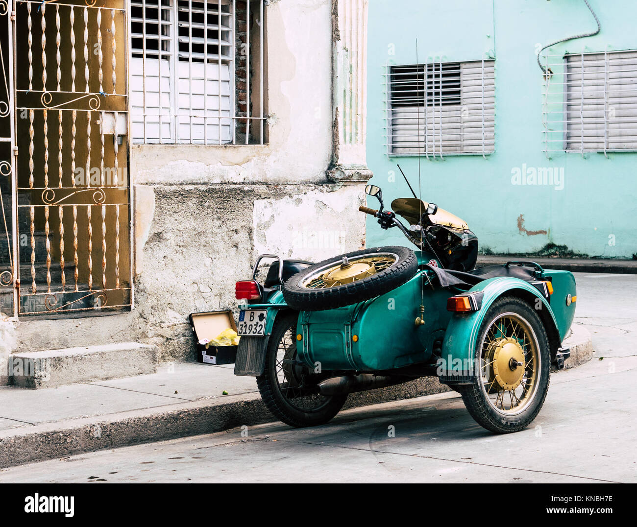 Holguín, Cuba - Août 2017 : Vintage trois roues en stationnement. Banque D'Images
