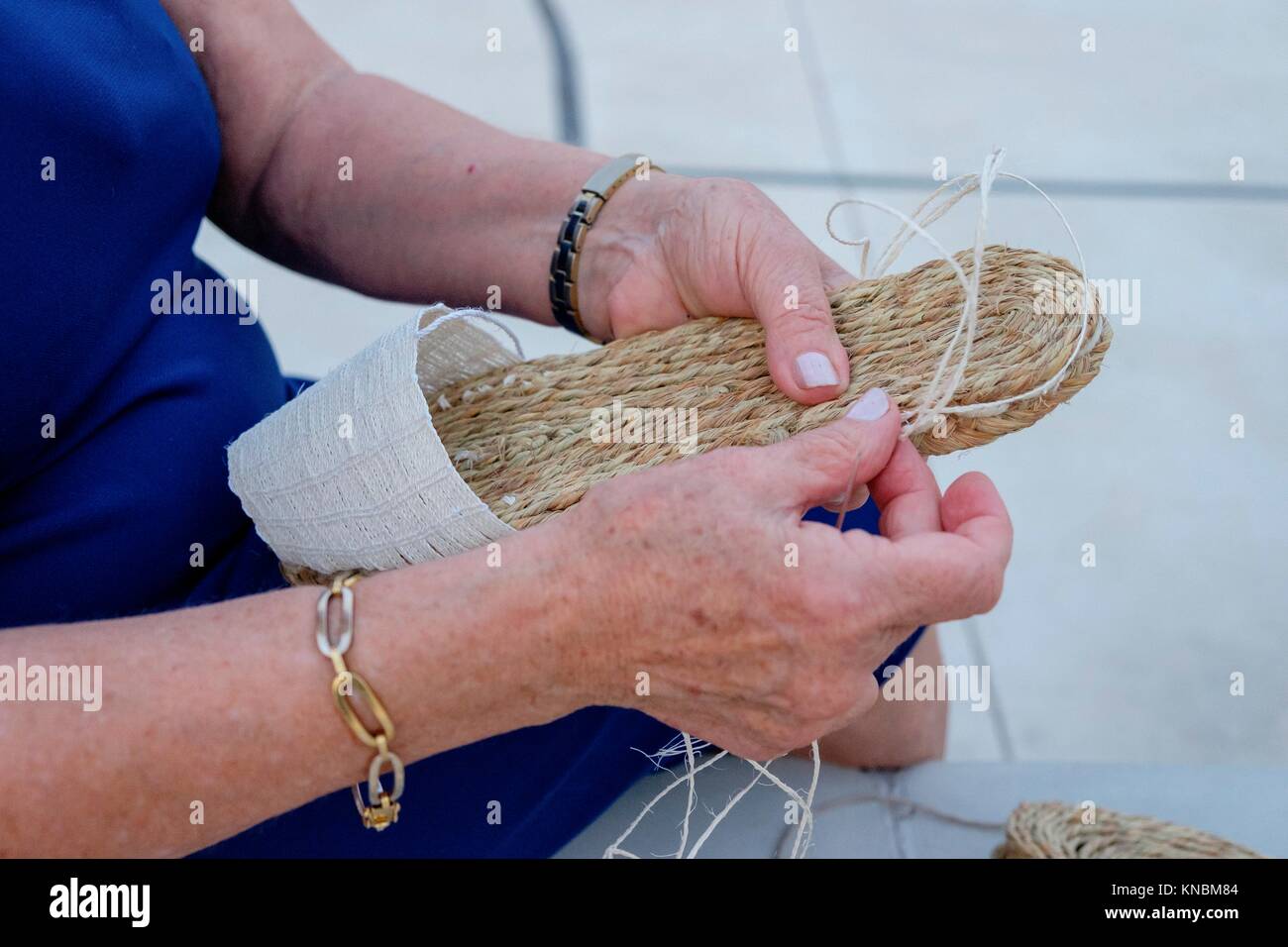 La fabrication traditionnelle de de espardenyes ibicencas, alpargatas  ibicencas (chaussures typiques d'Ibiza), Ibiza, Baléares, Espagne Photo  Stock - Alamy