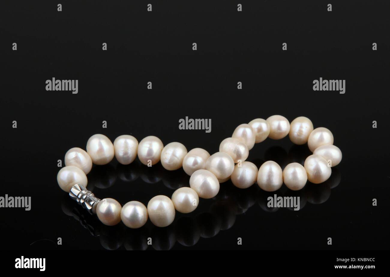 Perles blanches Banque de photographies et d'images à haute résolution -  Alamy
