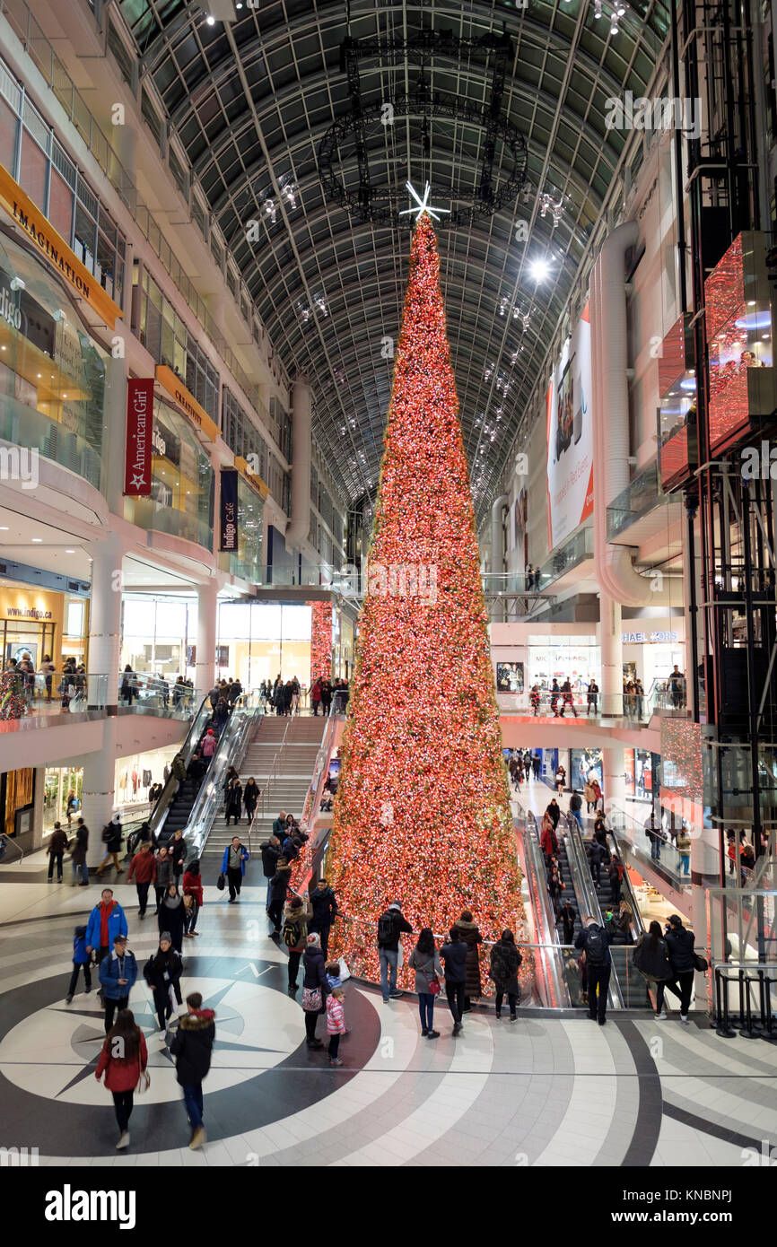 Scène de Noël, décoration d'arbre de Noël du Centre Eaton de Toronto, les gens à l'intérieur du centre commercial, centre-ville de Toronto, Canada. Banque D'Images