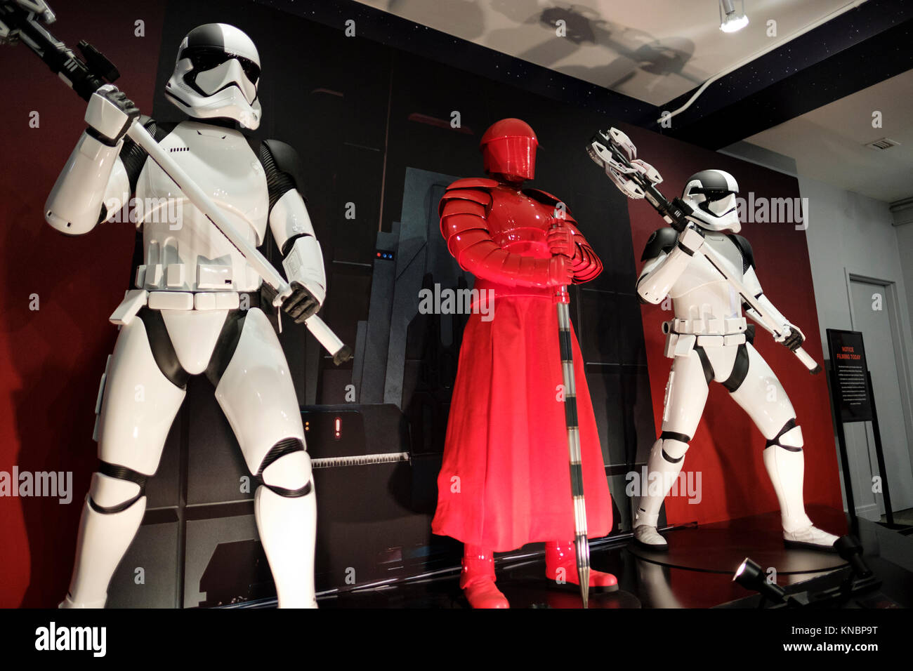 Répliques grandeur nature d'une garde prétorienne et bourreau Première commande stormtroopers, Star Wars Jedi Dernière le pop up store, événement promotionnel, Toronto. Banque D'Images