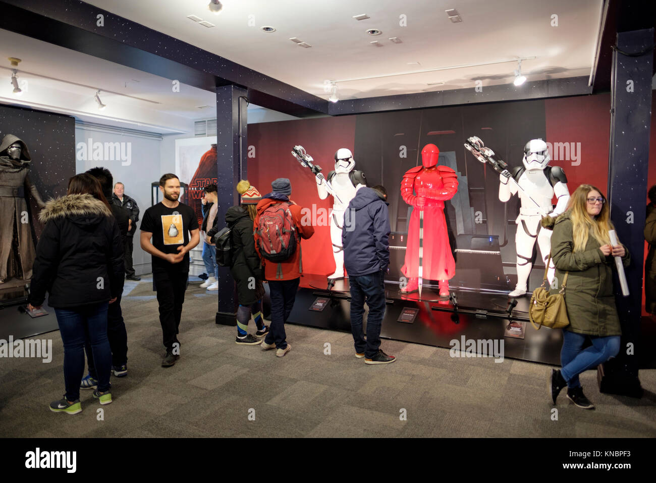 Les fans de Star Wars se rendant sur le Star Wars Jedi Le dernier film's pop-up store dans le centre-ville de Toronto, Canada. Banque D'Images