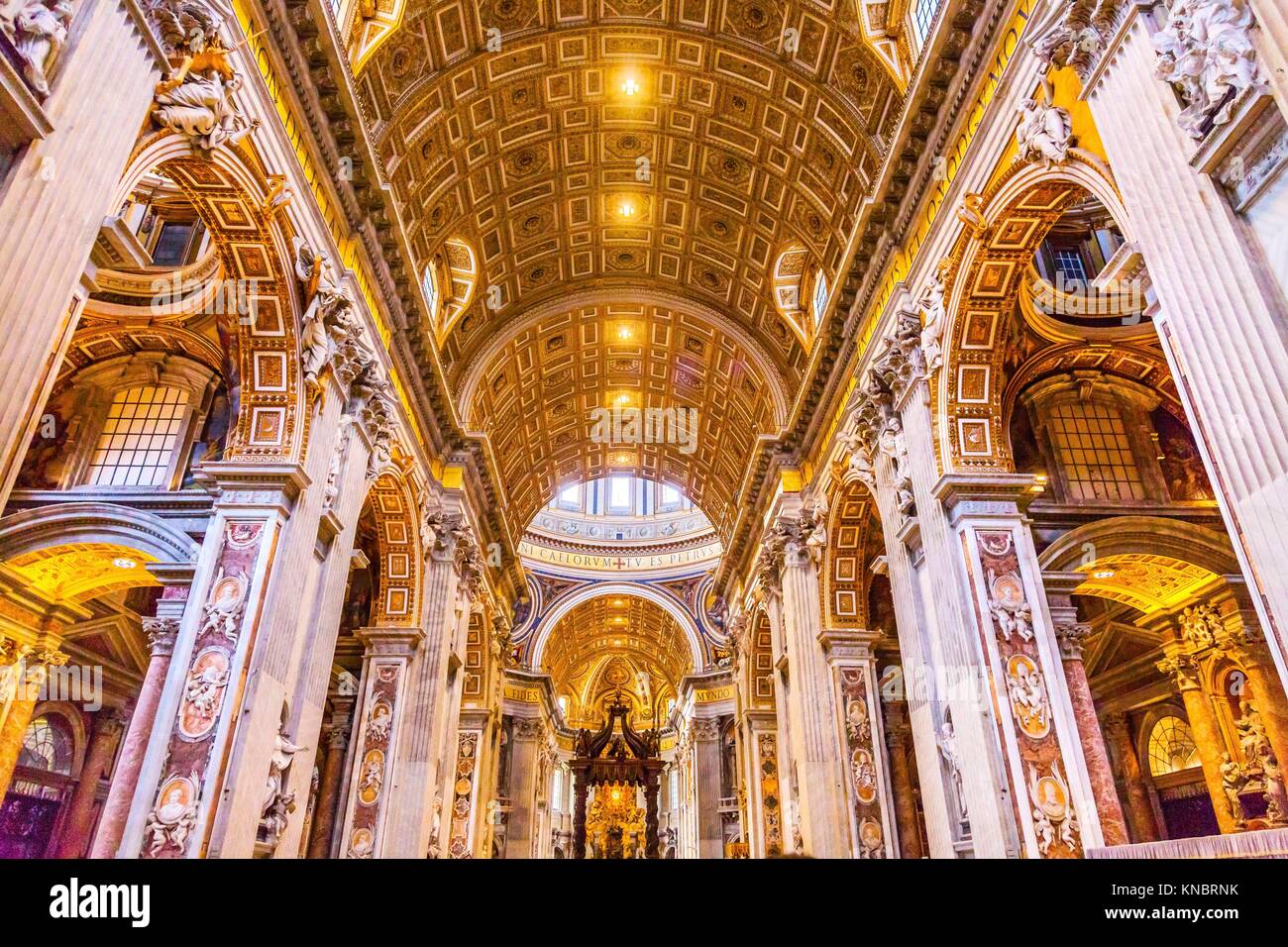 La Basilique Saint-Pierre Nef Bernini Baldacchino Esprit Saint Colombe Vatican Rome Italie. Baldacchino Canopy construite en 1600s sur autel et de Saint Pierre Banque D'Images