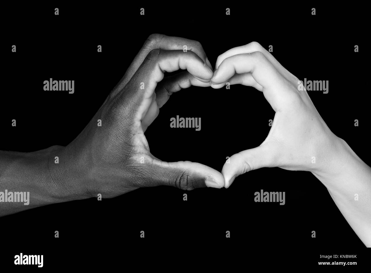 Une mains d'homme noir et femme blanche sur fond noir, cœur, chanter Photo  Stock - Alamy