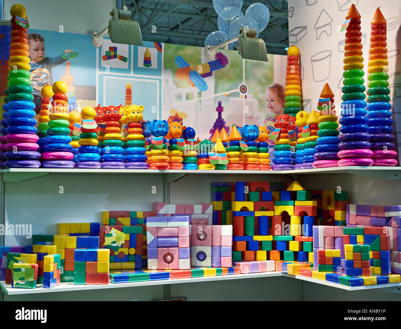 Jouets pour bébés - cubes en plastique et des pyramides dans le magasin Banque D'Images