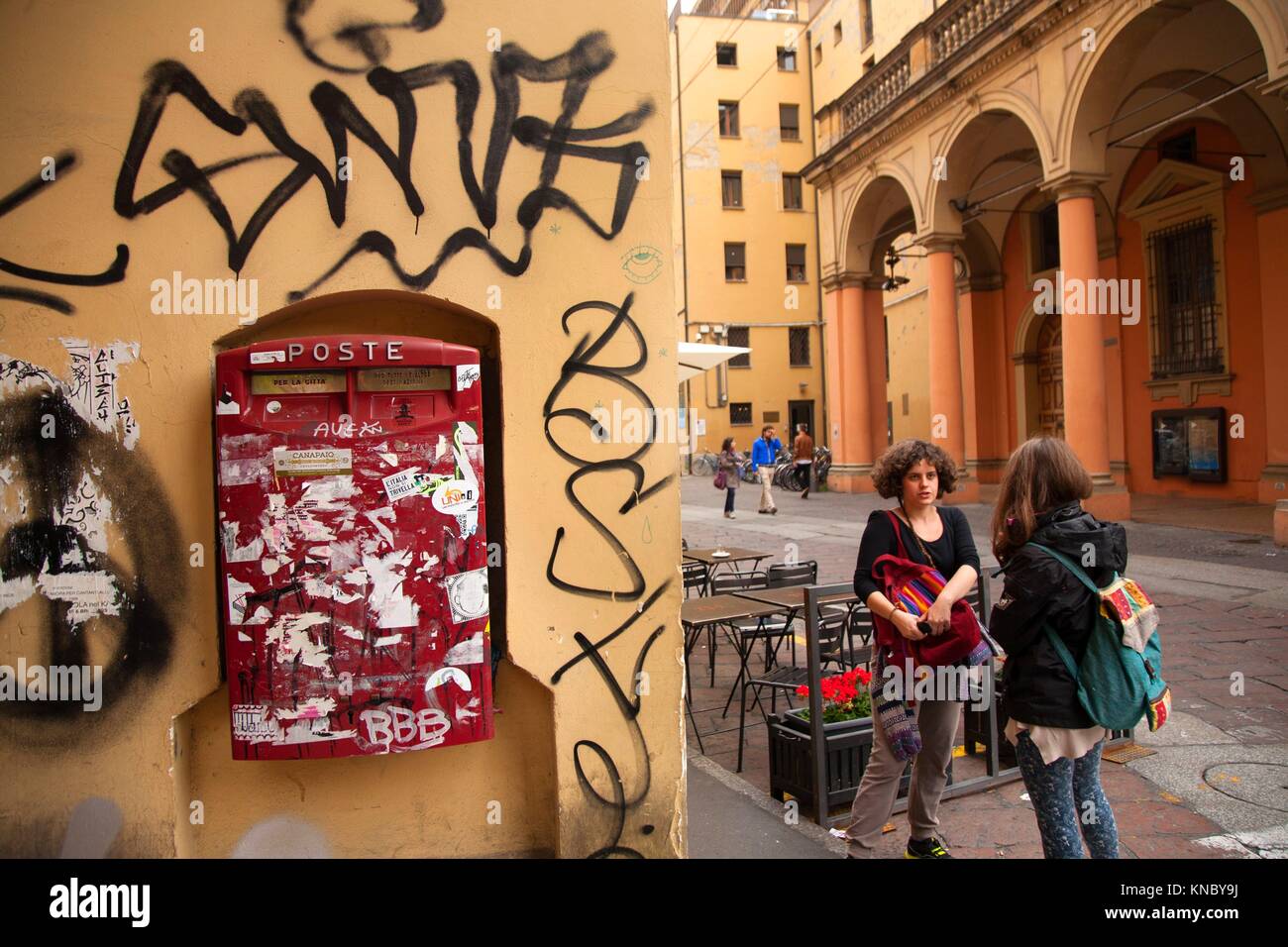 Postbox et graffiti Bologna, Italie. Banque D'Images