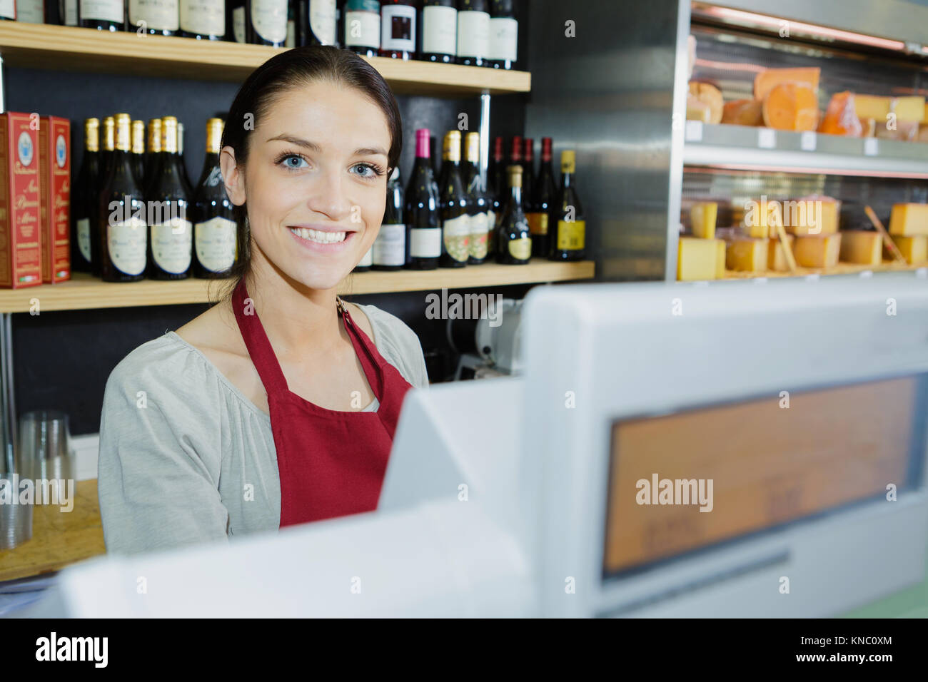 Belle femme food store employé à la caisse smiling Banque D'Images