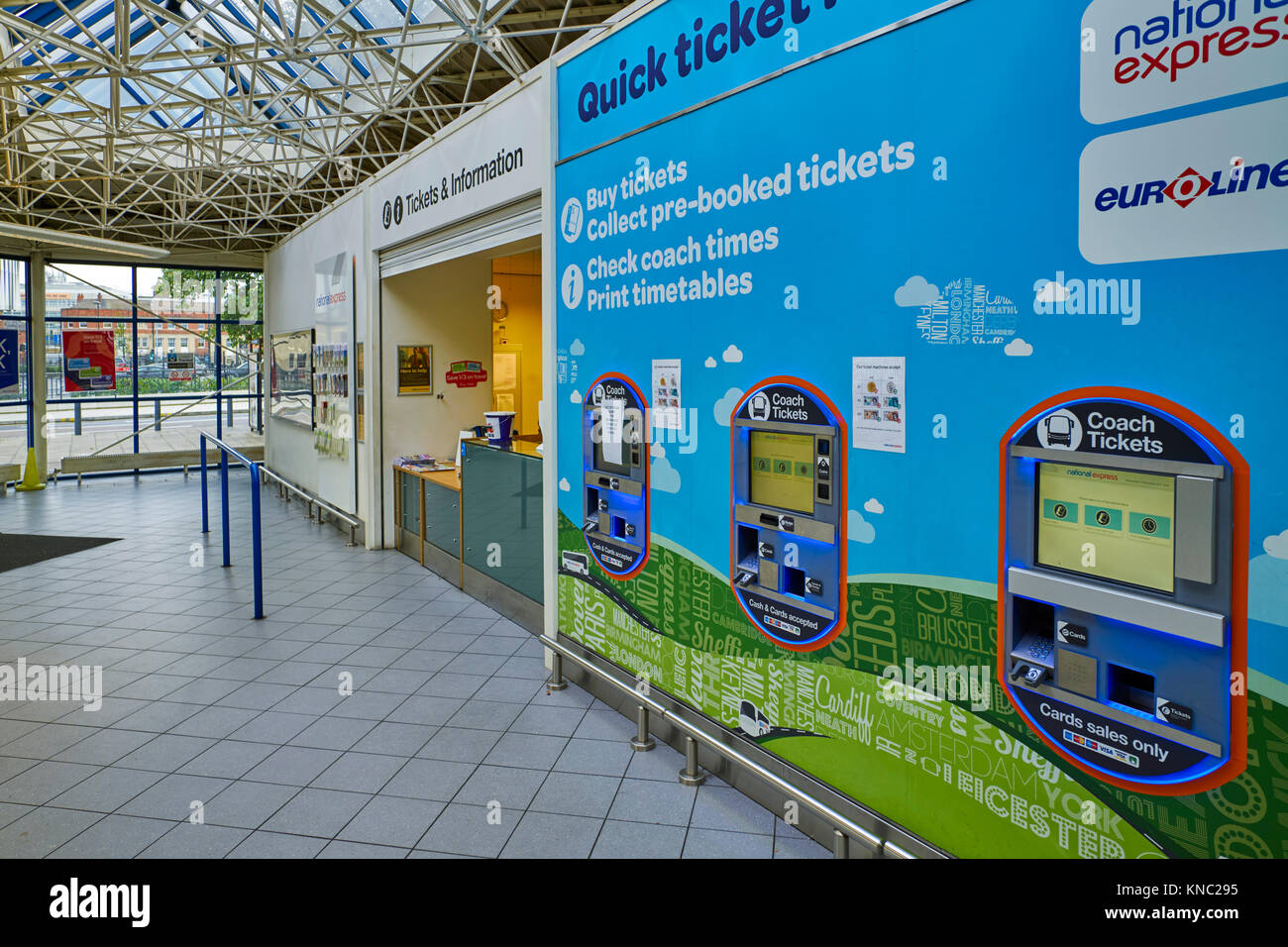 Les machines rapidement des billets à la Leeds City bus station Banque D'Images