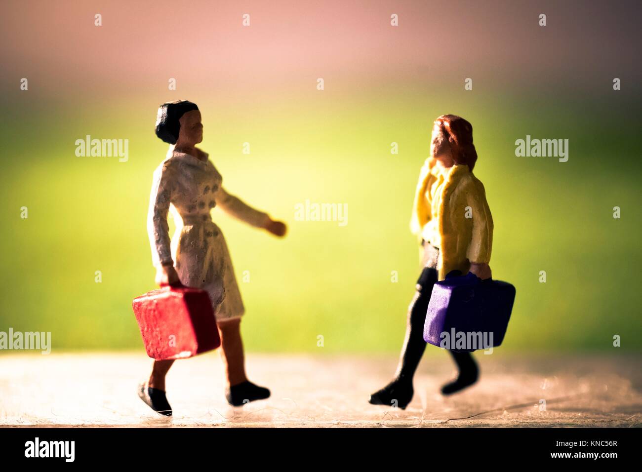 Rencontre entre deux femmes avec valise. Concept de voyage, réunion d'affaires concept. Banque D'Images