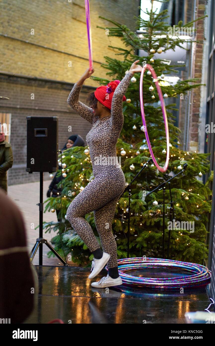 La danse hula hoop africaine de l'Afrique de l'affichage à l Marché de Noël sur Great Suffolk Street, London UK Banque D'Images